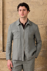 Completo da uomo in lino verde salvia, elegante e casual, due pezzi, con cerniera frontale, stile safari, estivo.