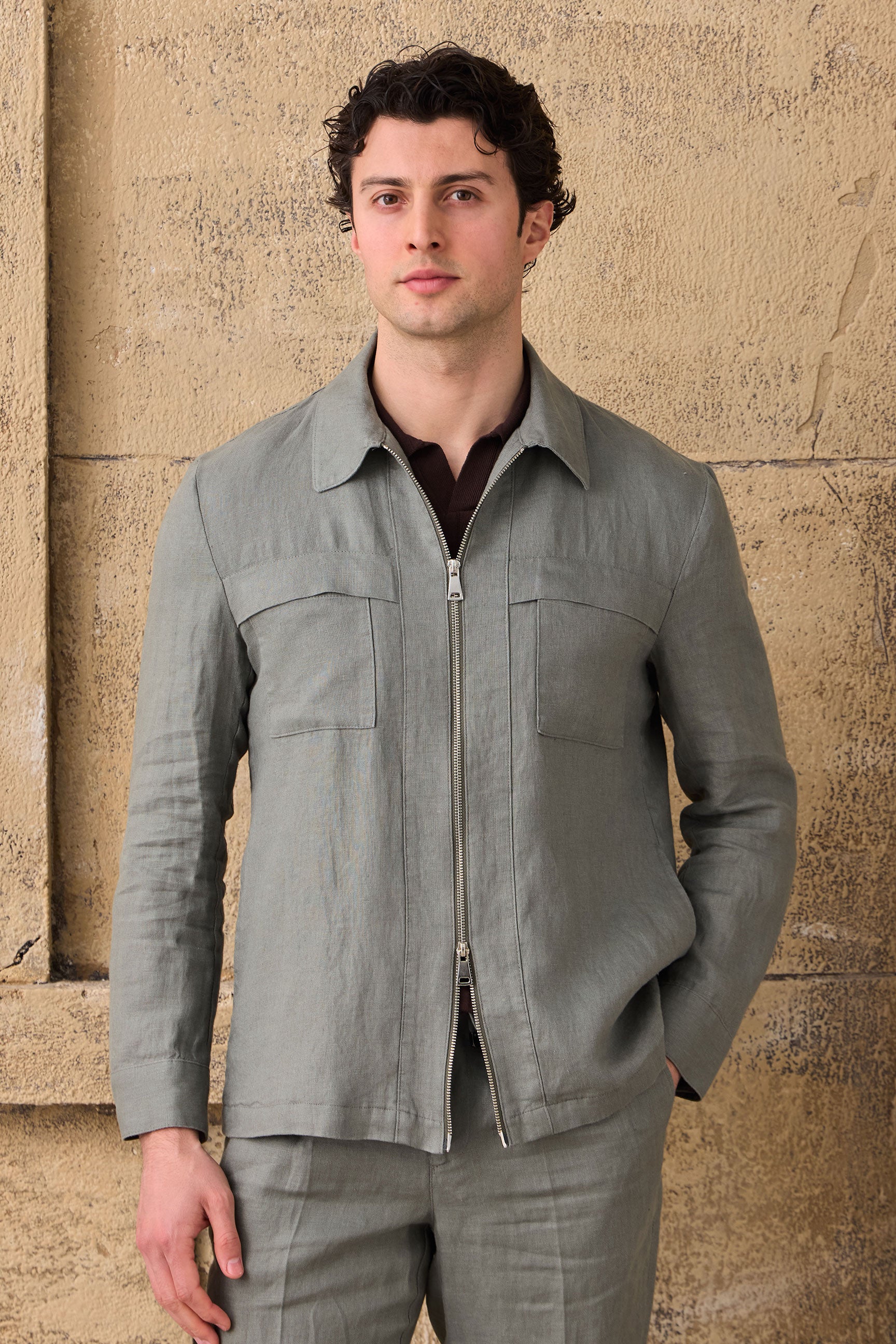 Completo da uomo in lino verde salvia, elegante e casual, due pezzi, con cerniera frontale, stile safari, estivo.