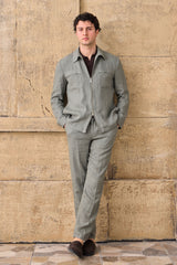 Completo da uomo in lino verde salvia, elegante e casual, due pezzi, con cerniera frontale, stile safari, estivo.