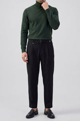 Maglione da uomo a collo alto verde, morbido, in misto viscosa, a maniche lunghe.
