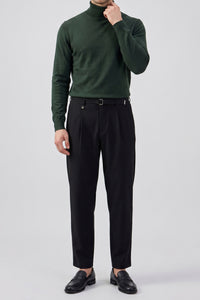 Maglione da uomo a collo alto verde, morbido, in misto viscosa, a maniche lunghe.