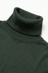 Maglione da uomo a collo alto verde, morbido, in misto viscosa, a maniche lunghe.