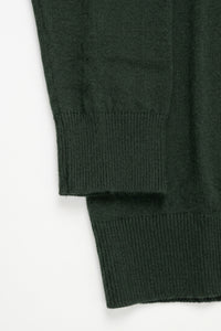 Maglione da uomo a collo alto verde, morbido, in misto viscosa, a maniche lunghe.