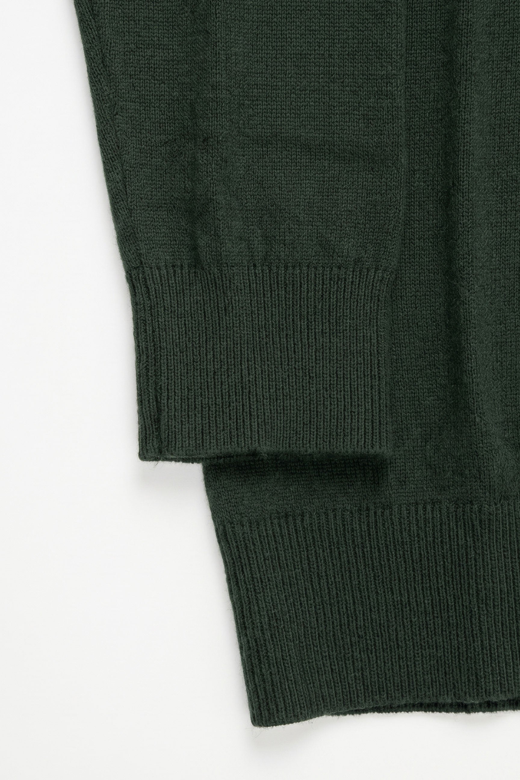 Maglione da uomo a collo alto verde, morbido, in misto viscosa, a maniche lunghe.