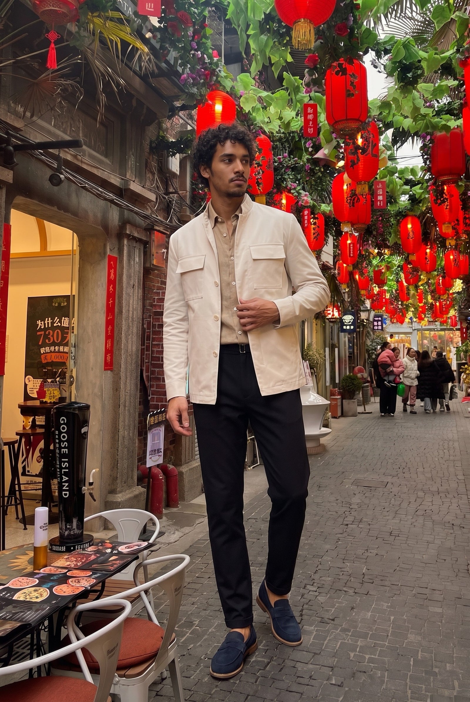 Look #851 styled with Pantaloni Gurkha da uomo neri a pieghe, con vita regolabile e vestibilità affusolata su misura.