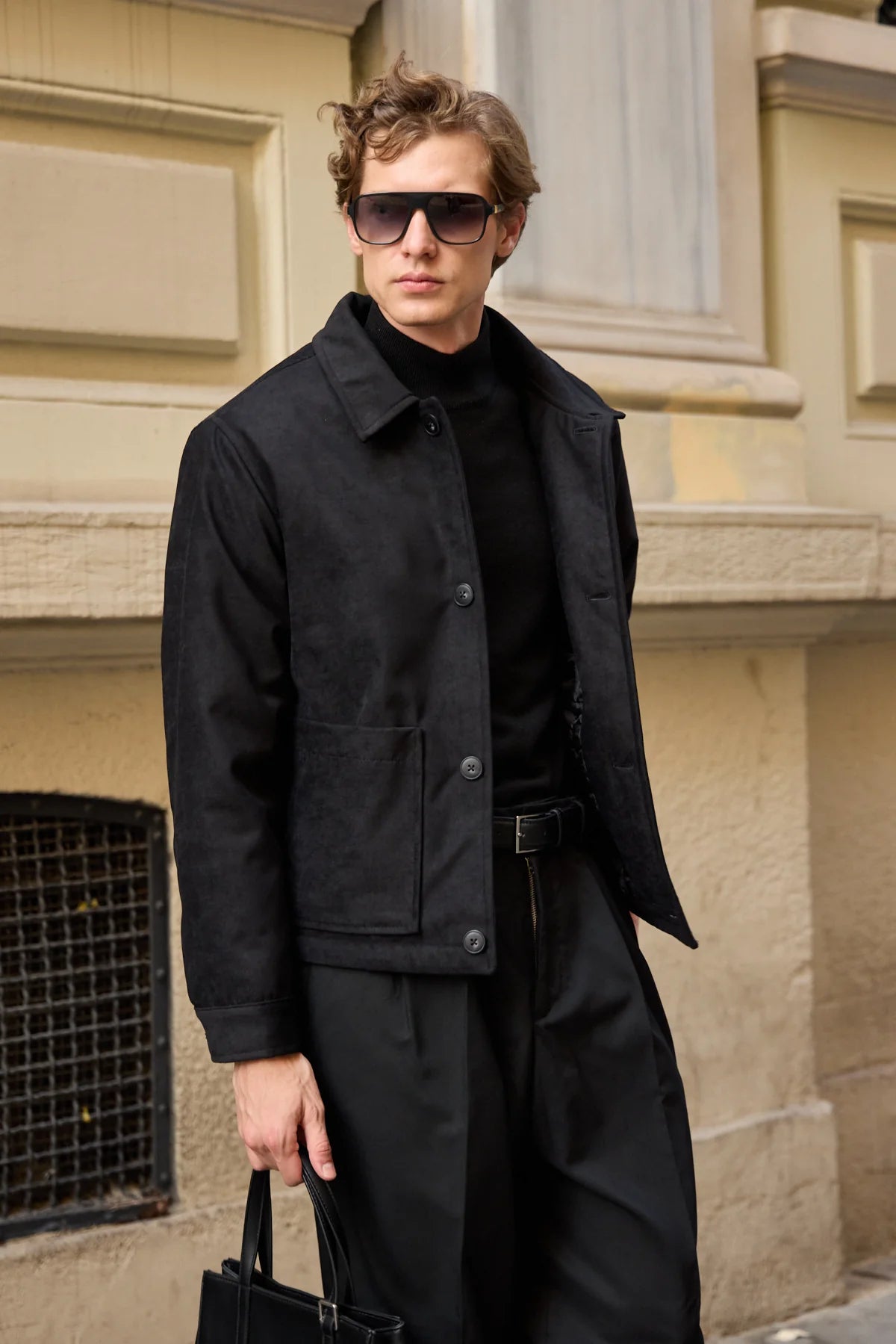 Giacca da uomo in pelle scamosciata nera, trapuntata, foderata, con bottoni.
