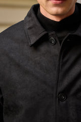 Giacca da uomo in pelle scamosciata nera, trapuntata, foderata, con bottoni.