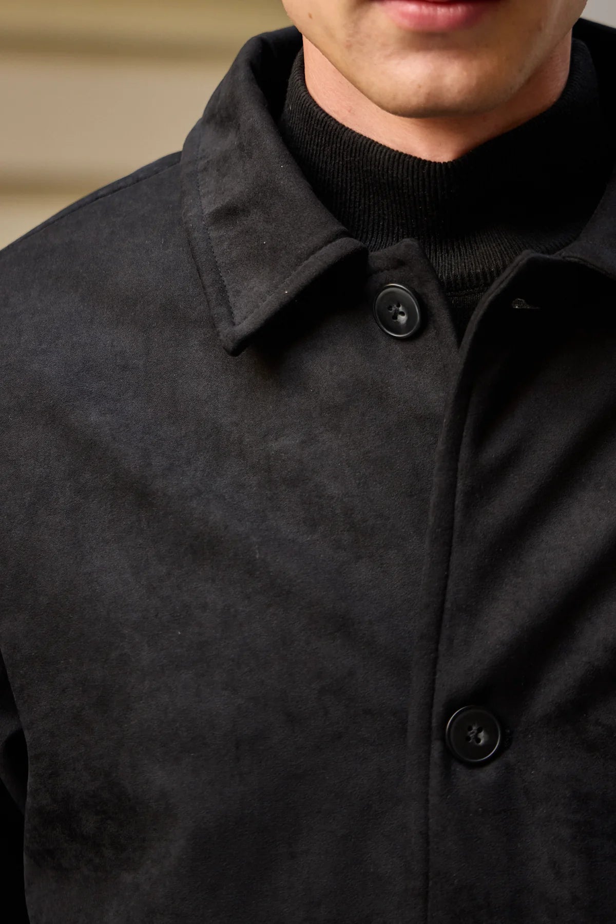 Giacca da uomo in pelle scamosciata nera, trapuntata, foderata, con bottoni.