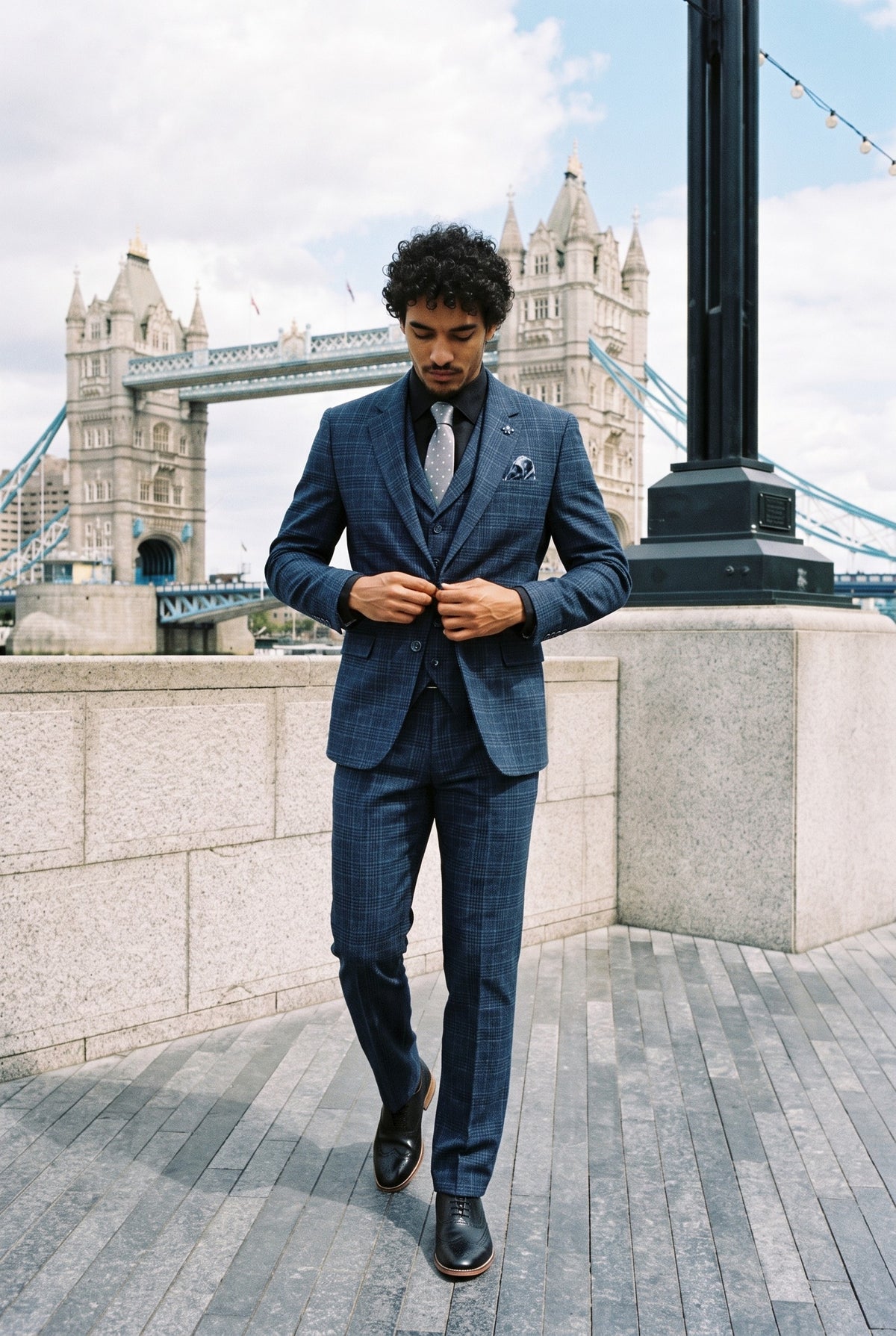 Look #980 styled with Abito da uomo a 3 pezzi con motivo tartan blu