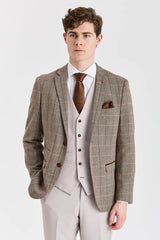 Abito in tweed Harris Brown con gilet e pantaloni color pietra a contrasto.