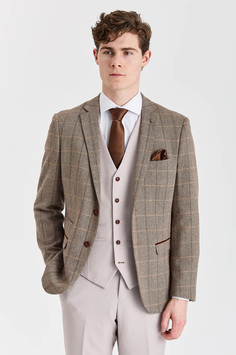 Abito in tweed Harris Brown con gilet e pantaloni color pietra a contrasto.