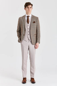 Abito in tweed Harris Brown con gilet e pantaloni color pietra a contrasto.