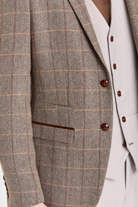 Abito in tweed Harris Brown con gilet e pantaloni color pietra a contrasto.
