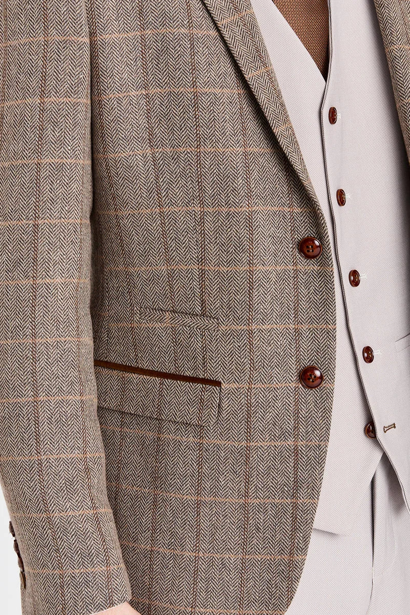 Abito in tweed Harris Brown con gilet e pantaloni color pietra a contrasto.