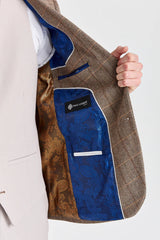 Abito in tweed Harris Brown con gilet e pantaloni color pietra a contrasto.