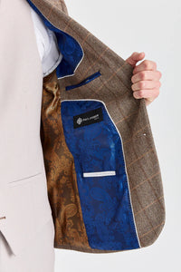 Abito in tweed Harris Brown con gilet e pantaloni color pietra a contrasto.