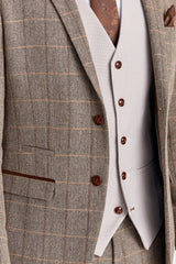 Abito in tweed Harris Brown con gilet color pietra Mayfair.
