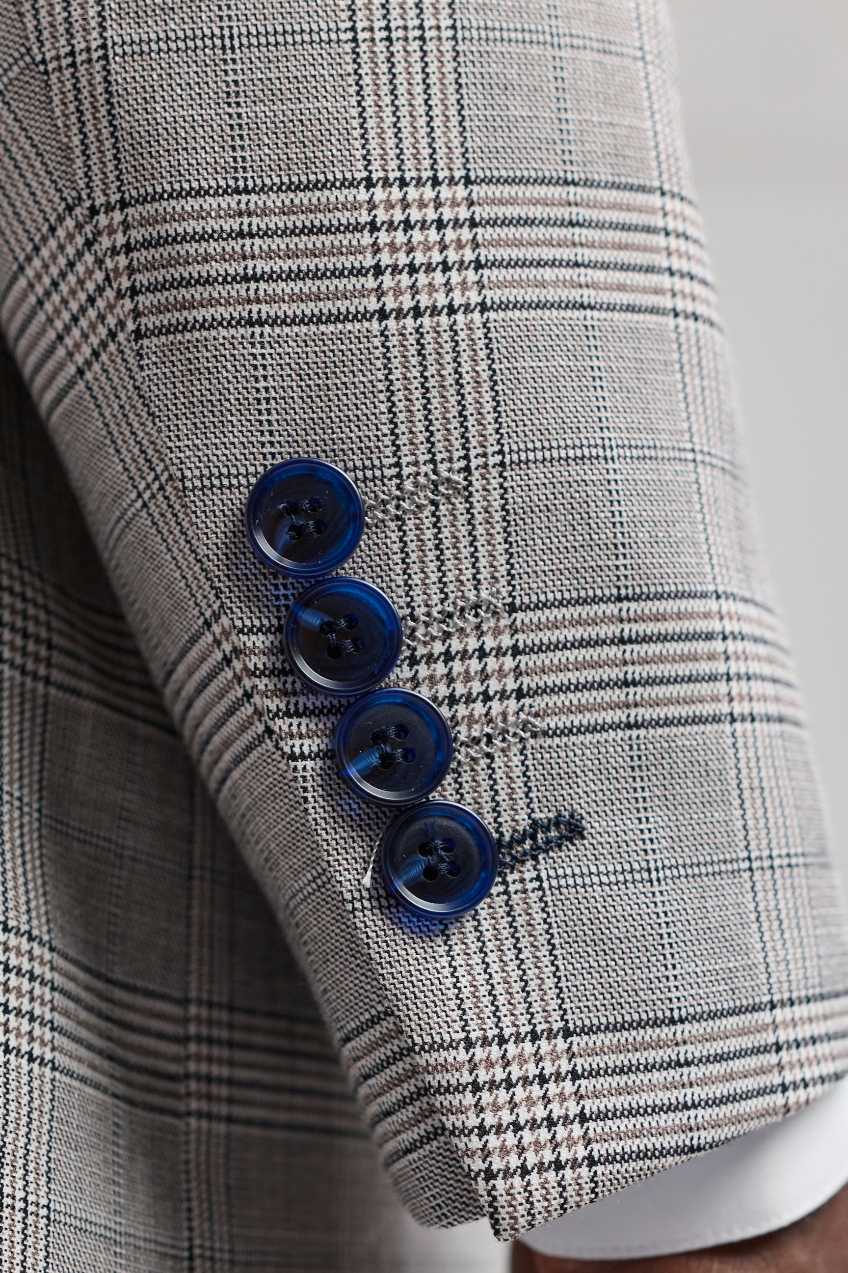 Abito da uomo Hugo grigio chiaro a 3 pezzi con quadri blu navy e finiture in velluto