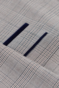 Abito da uomo Hugo grigio chiaro a 3 pezzi con quadri blu navy e finiture in velluto