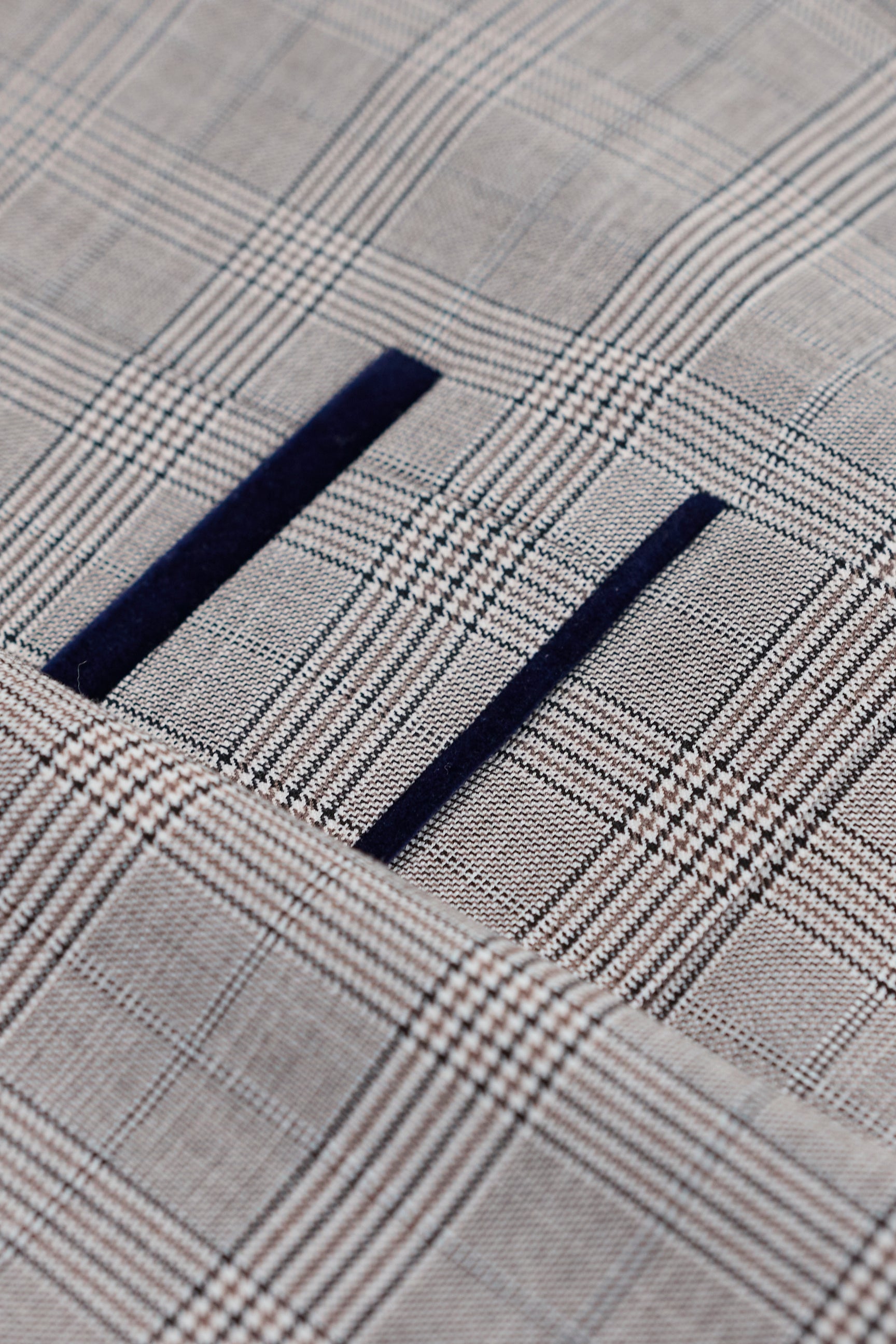 Abito da uomo Hugo grigio chiaro a 3 pezzi con quadri blu navy e finiture in velluto