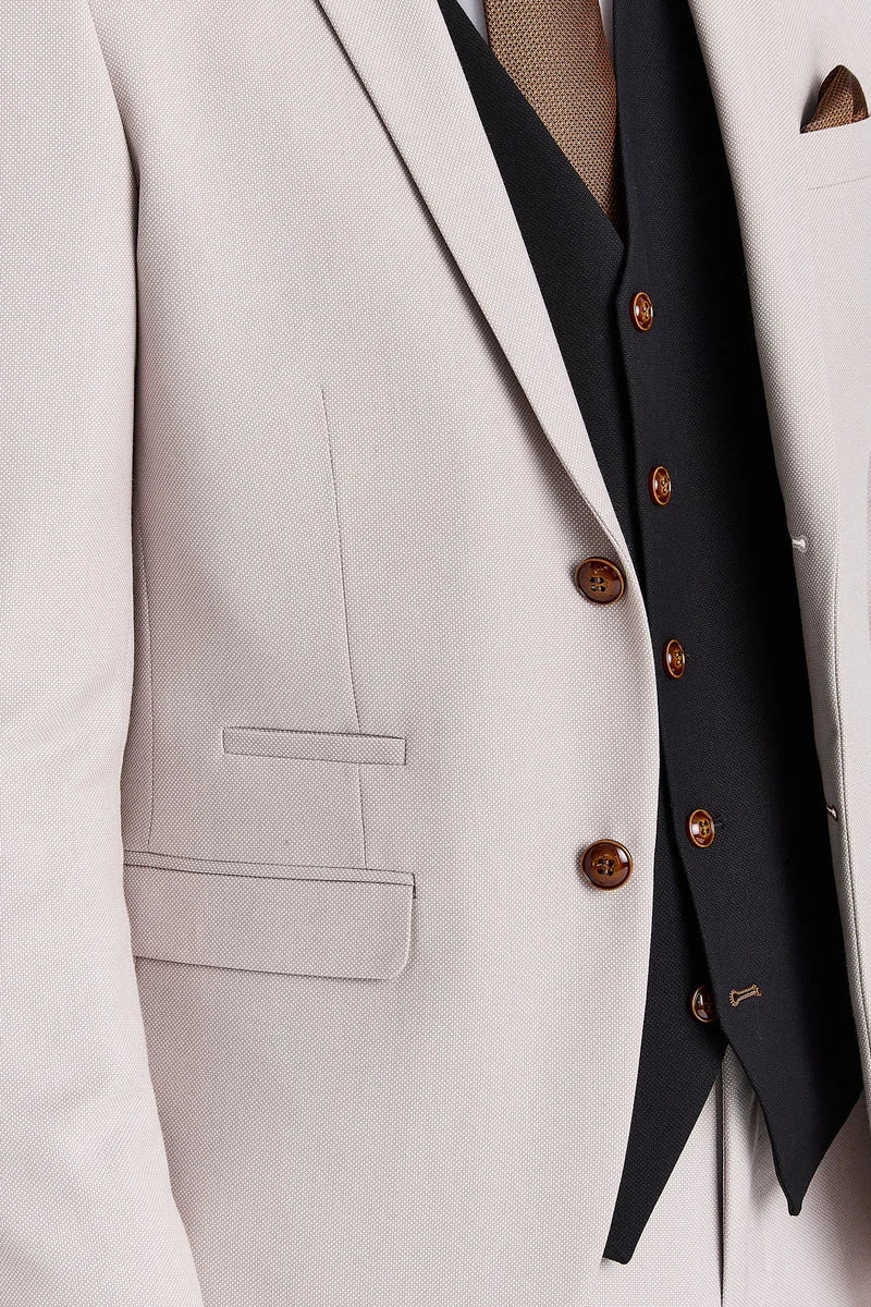 Abito Mayfair con texture effetto pietra e gilet nero a contrasto