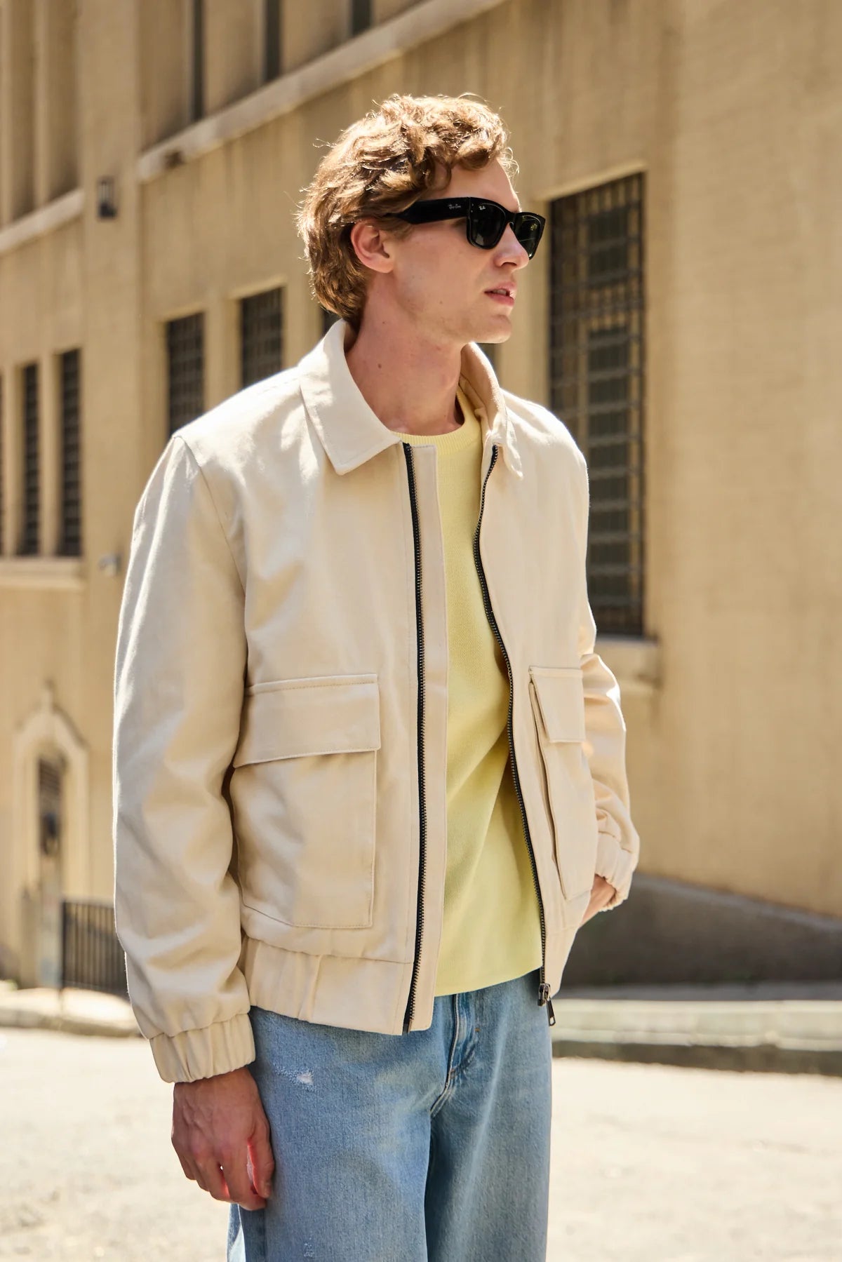 Giacca bomber da uomo beige, leggera, imbottita e con cerniera.