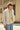 Giacca bomber da uomo beige, leggera, imbottita e con cerniera.