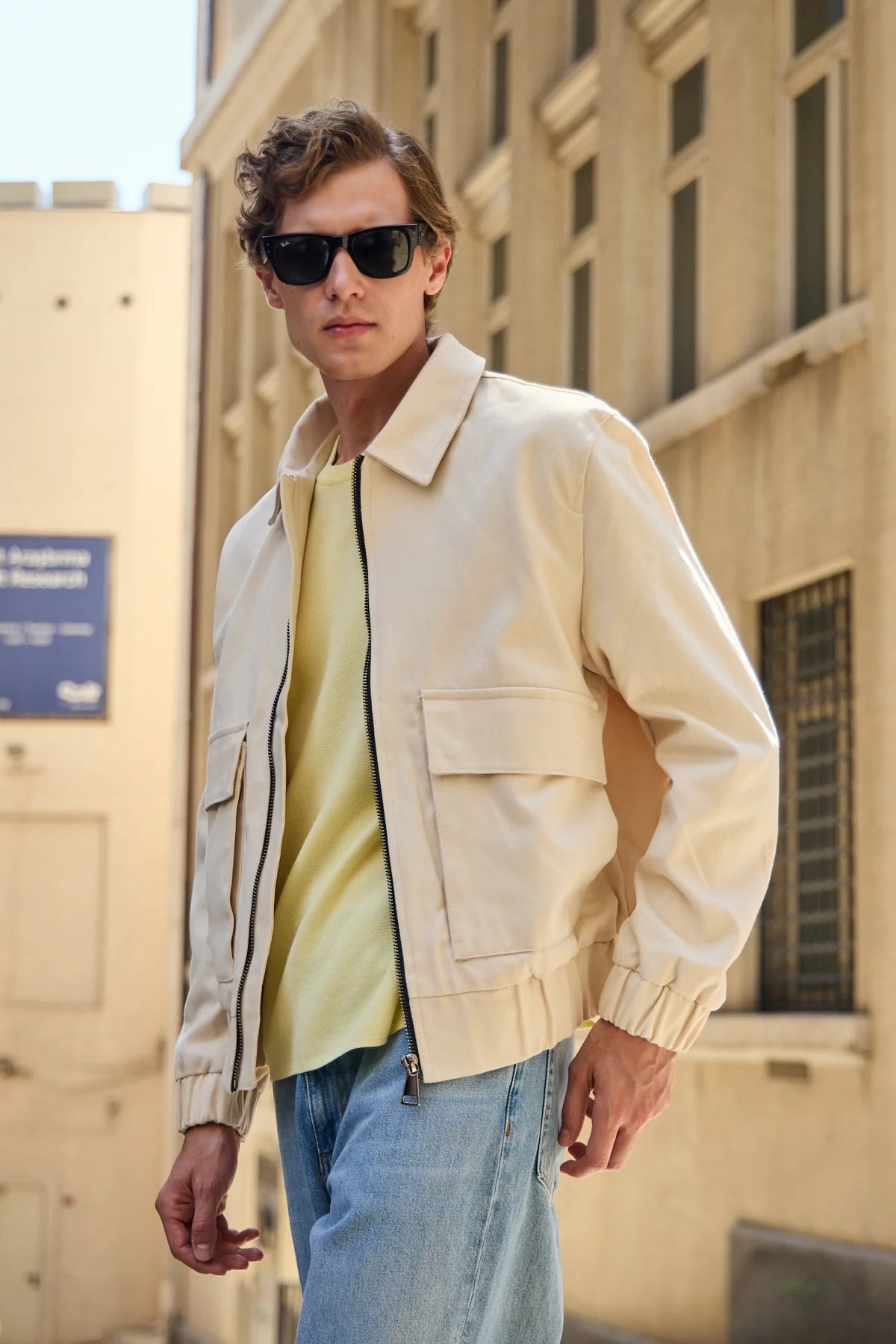 Giacca bomber da uomo beige, leggera, imbottita e con cerniera.