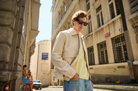 Giacca bomber da uomo beige, leggera, imbottita e con cerniera.