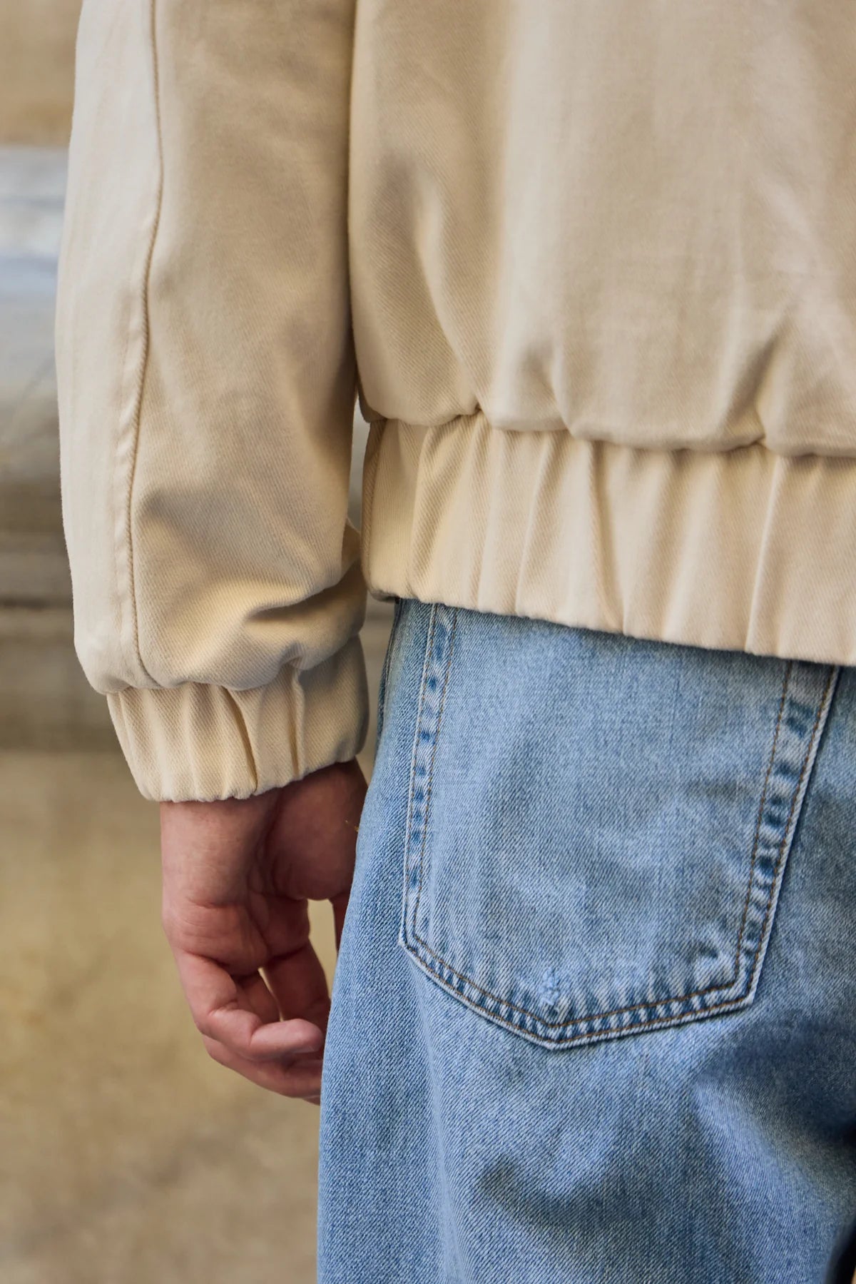 Giacca bomber da uomo beige, leggera, imbottita e con cerniera.