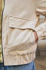 Giacca bomber da uomo beige, leggera, imbottita e con cerniera.