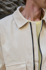 Giacca bomber da uomo beige, leggera, imbottita e con cerniera.