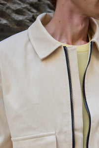 Giacca bomber da uomo beige, leggera, imbottita e con cerniera.
