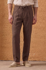 Completo estivo da uomo composto da giacca in lino beige con zip e pantaloni marroni, elegante e casual.