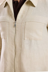 Completo estivo da uomo composto da giacca in lino beige con zip e pantaloni marroni, elegante e casual.