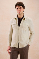 Completo estivo da uomo composto da giacca in lino beige con zip e pantaloni marroni, elegante e casual.
