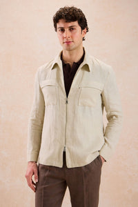 Completo estivo da uomo composto da giacca in lino beige con zip e pantaloni marroni, elegante e casual.