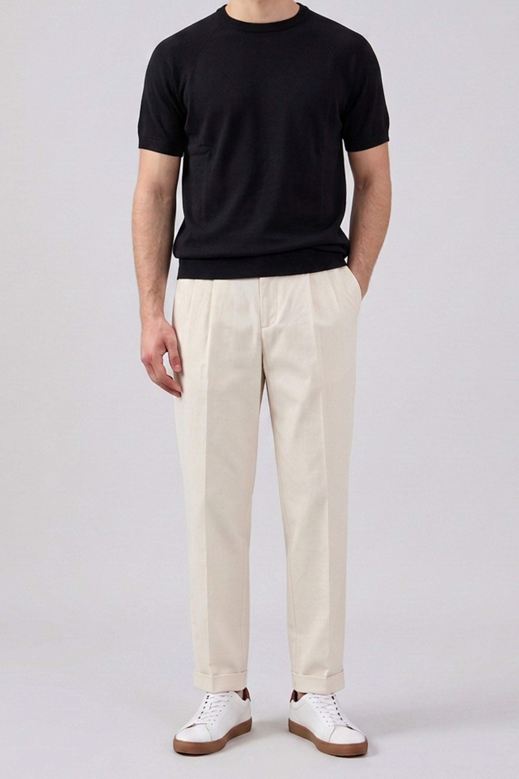T-shirt classica da uomo nera a maniche corte con scollo rotondo