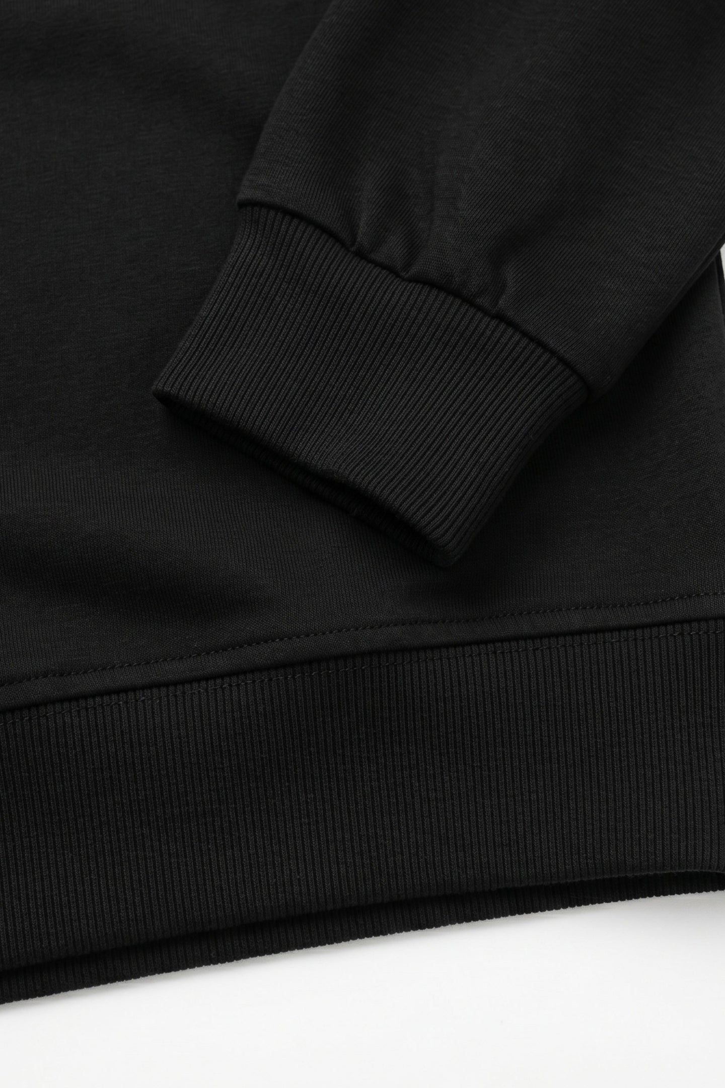 Felpa da uomo nera in misto cotone, girocollo, maniche lunghe, elasticizzata.