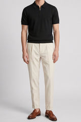 Polo da uomo nera in maglia, con scollo a zip, maniche corte, tessuto morbido.