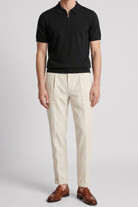 Polo da uomo nera in maglia, con scollo a zip, maniche corte, tessuto morbido.