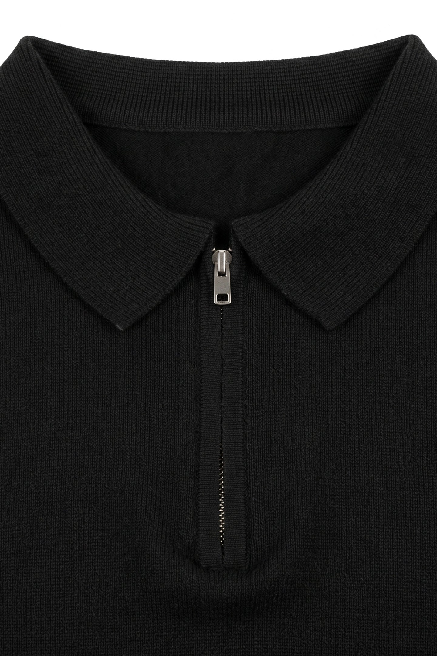 Polo da uomo nera in maglia, con scollo a zip, maniche corte, tessuto morbido.