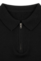 Polo da uomo nera in maglia, con scollo a zip, maniche corte, tessuto morbido.