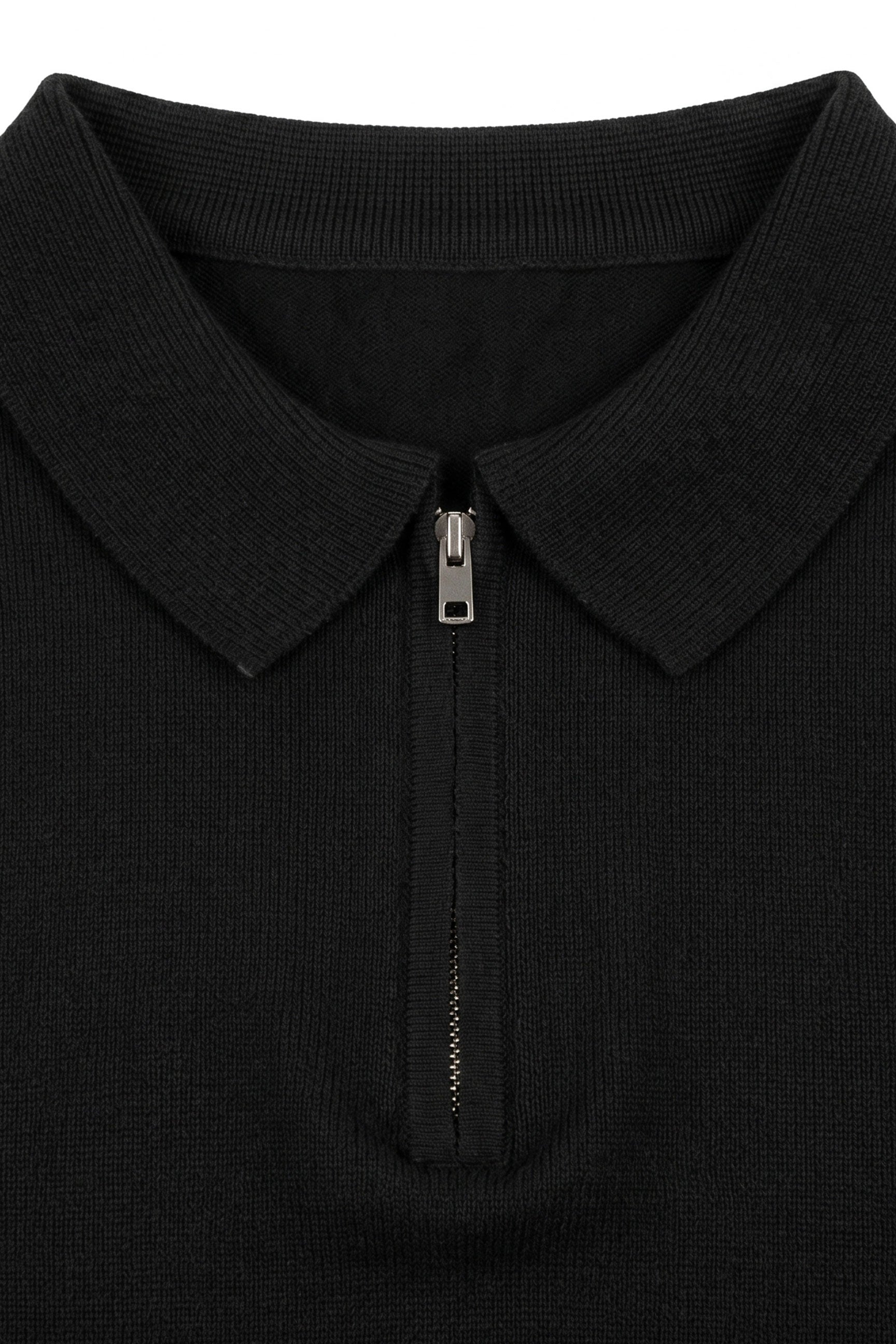 Polo da uomo nera in maglia, con scollo a zip, maniche corte, tessuto morbido.
