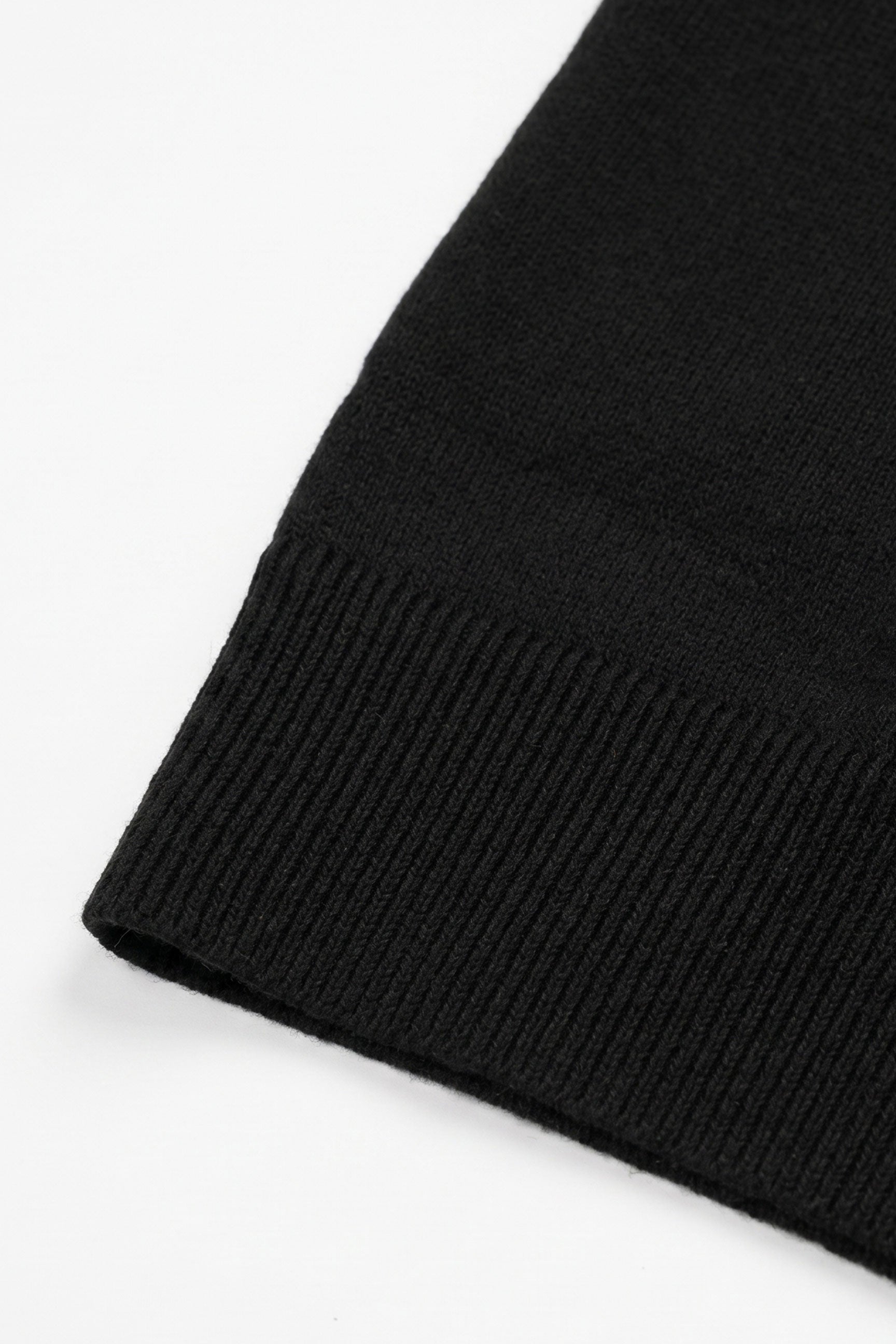Polo da uomo nera in maglia, con scollo a zip, maniche corte, tessuto morbido.