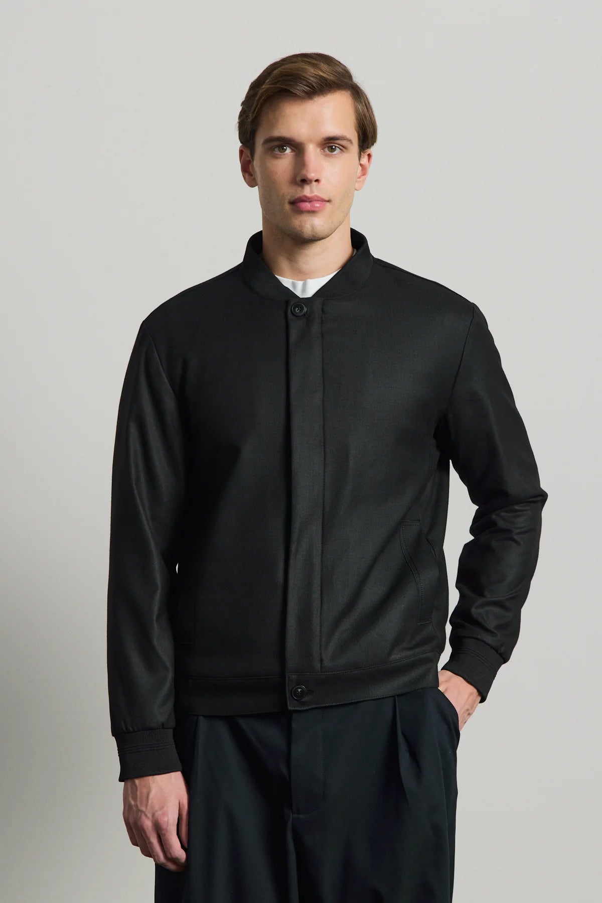 Giacca bomber nera minimalista ed elegante da uomo