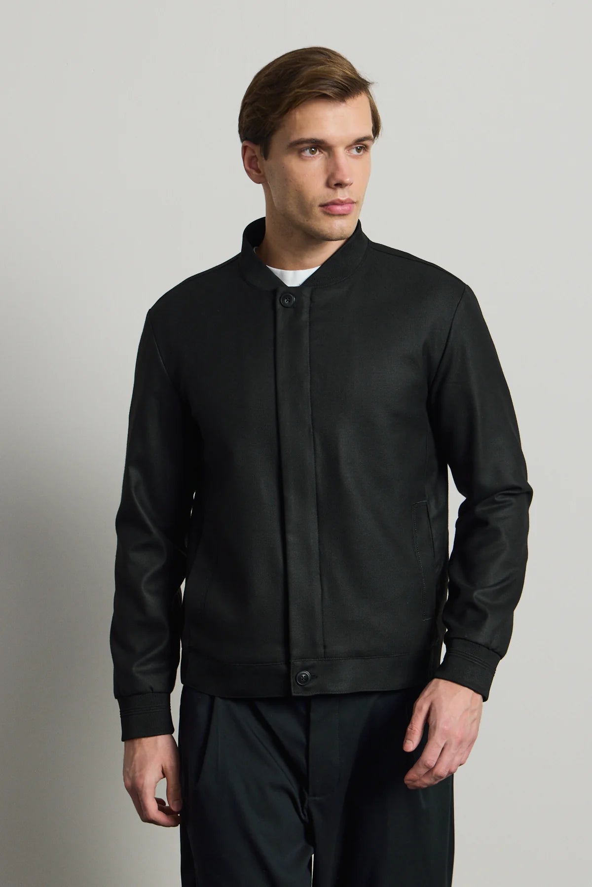 Giacca bomber nera minimalista ed elegante da uomo