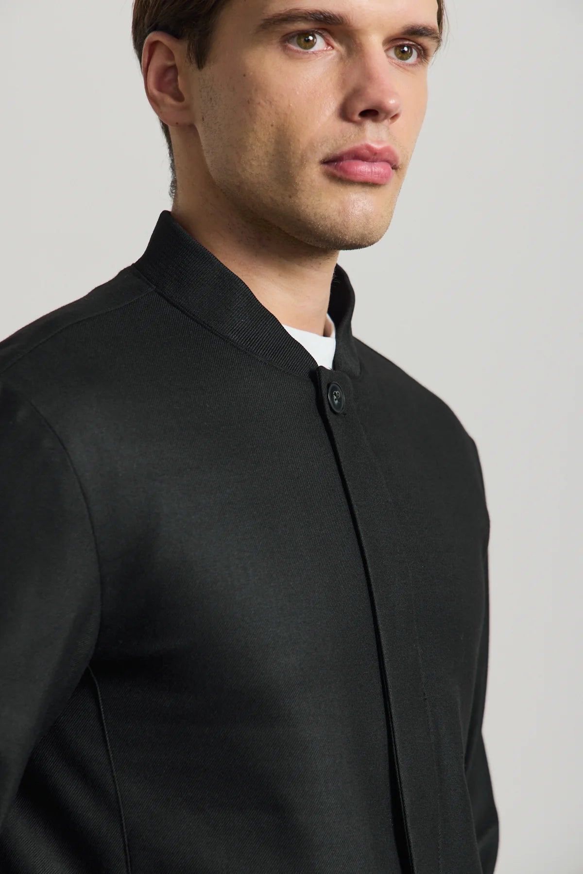 Giacca bomber nera minimalista ed elegante da uomo