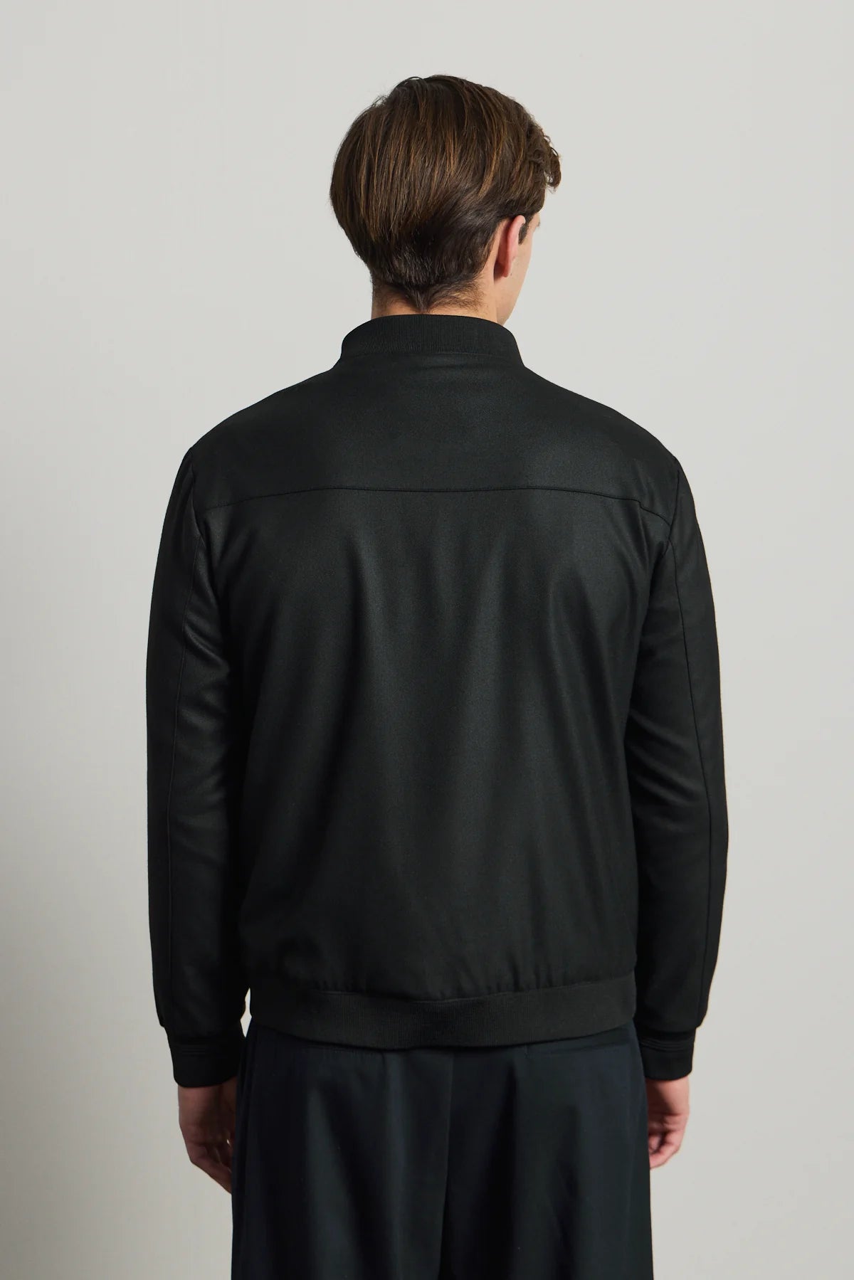 Giacca bomber nera minimalista ed elegante da uomo