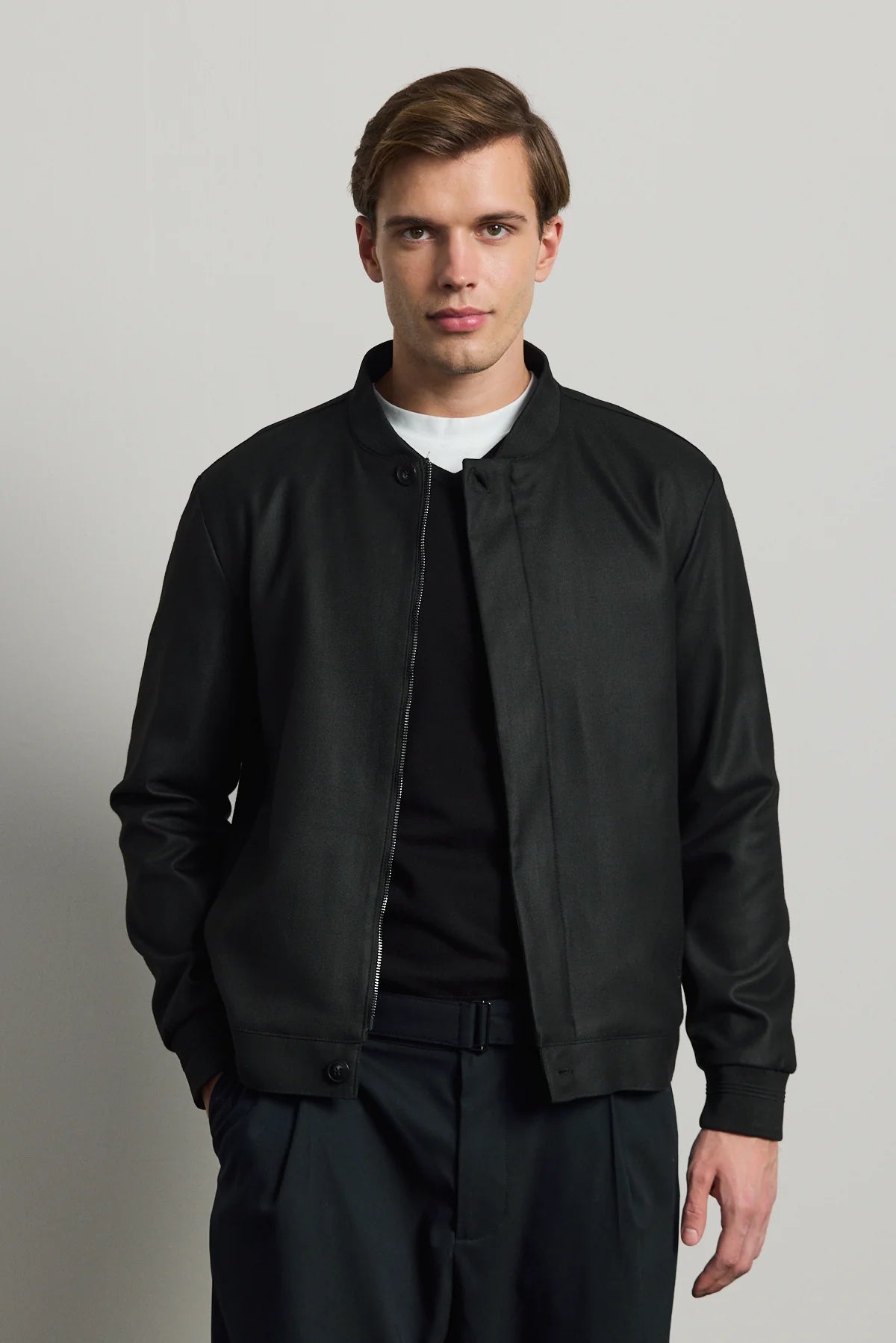 Giacca bomber nera minimalista ed elegante da uomo